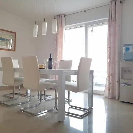 Lägenhet With A Parking Space Kastel Gomilica, - 15696