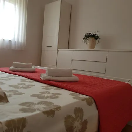 Apartamento With A Parking Space Kastel Gomilica, - 15696 *
